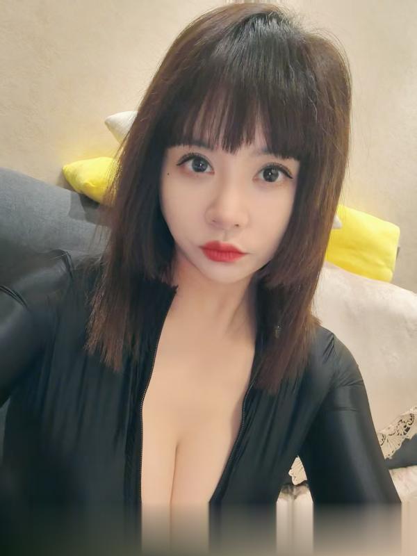大屁股年轻御姐